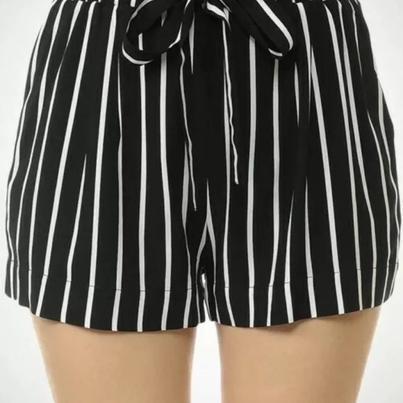 Adorable striped shorts, size M - Picture 2 of 2